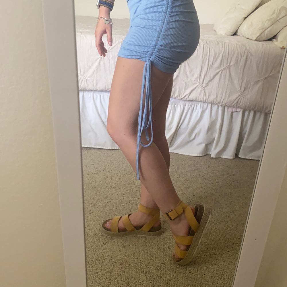 Yellow platform heals with twine